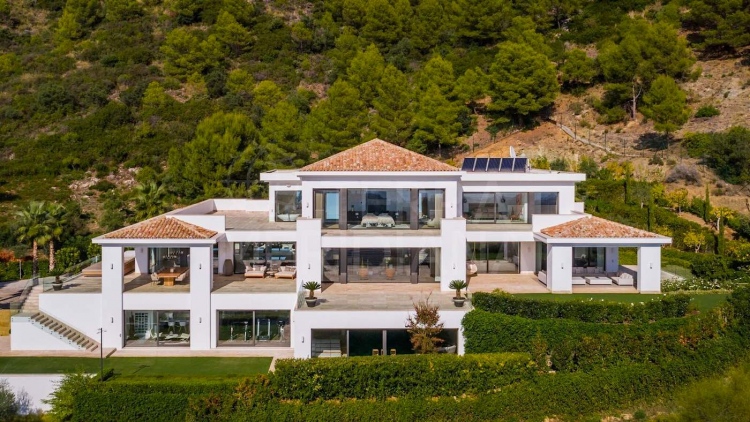 Esta villa en Cascada de Camoján con sala de cine, piscina infinita, spa y bodega se vende por €13,9 millones