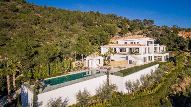 Esta villa en Cascada de Camoján con sala de cine, piscina infinita, spa y bodega se vende por €13,9 millones