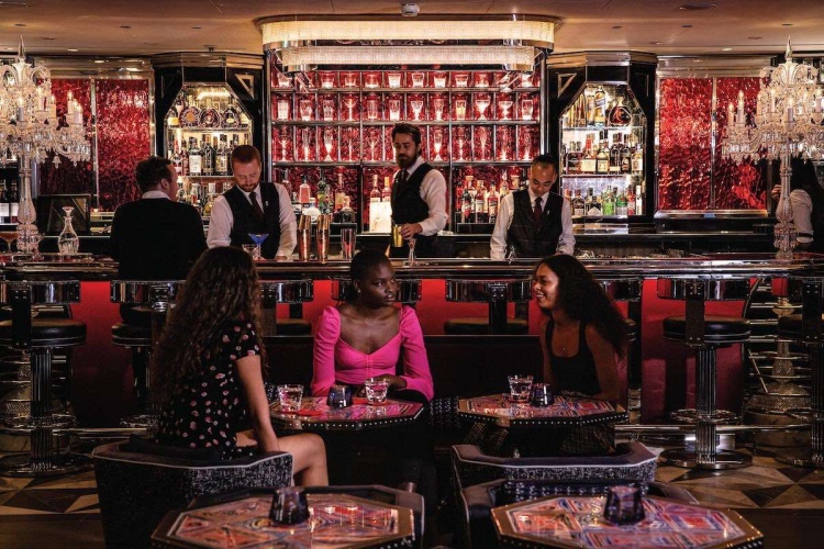 Baccarat Bar abre dentro de Harrods, el centro comercial de lujo más renombrado de Londres