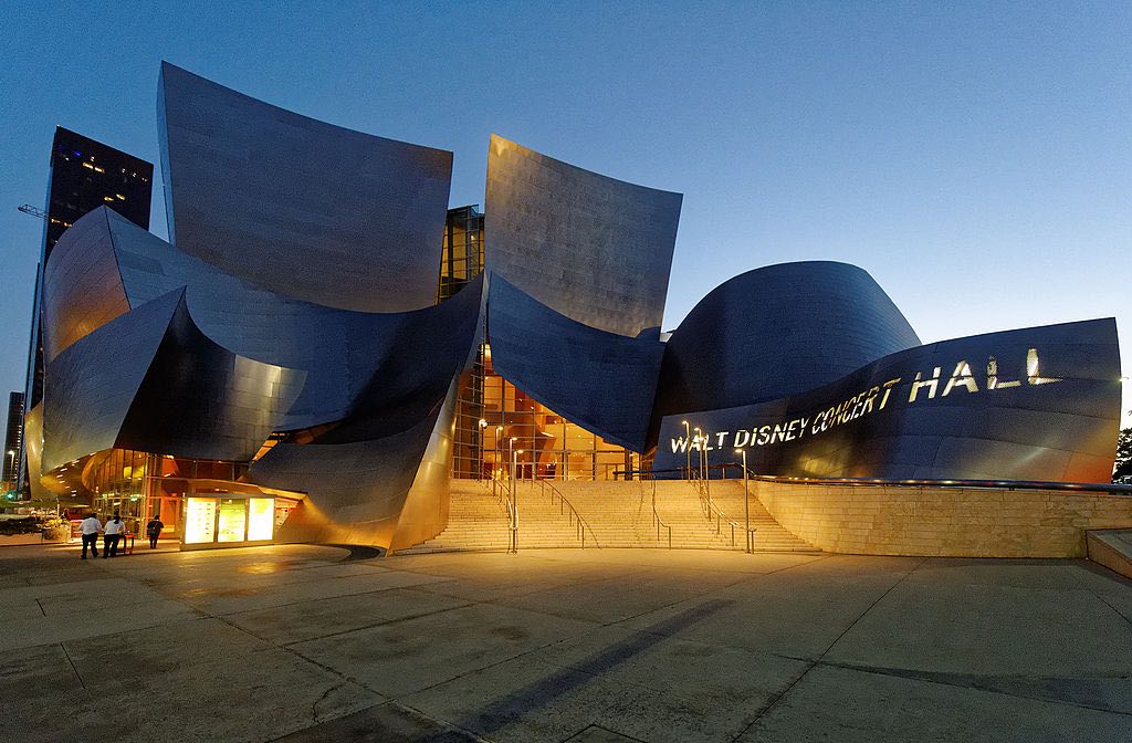 Sala de Conciertos Walt Disney en Los Ángeles, EE. UU. diseñado por Frank Gehry.