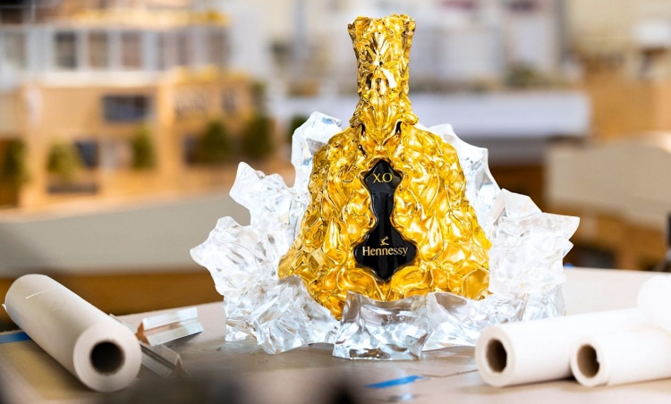 Frank Gehry diseña una botella de oro para conmemorar el 150 aniversario del coñac Hennessy X.O