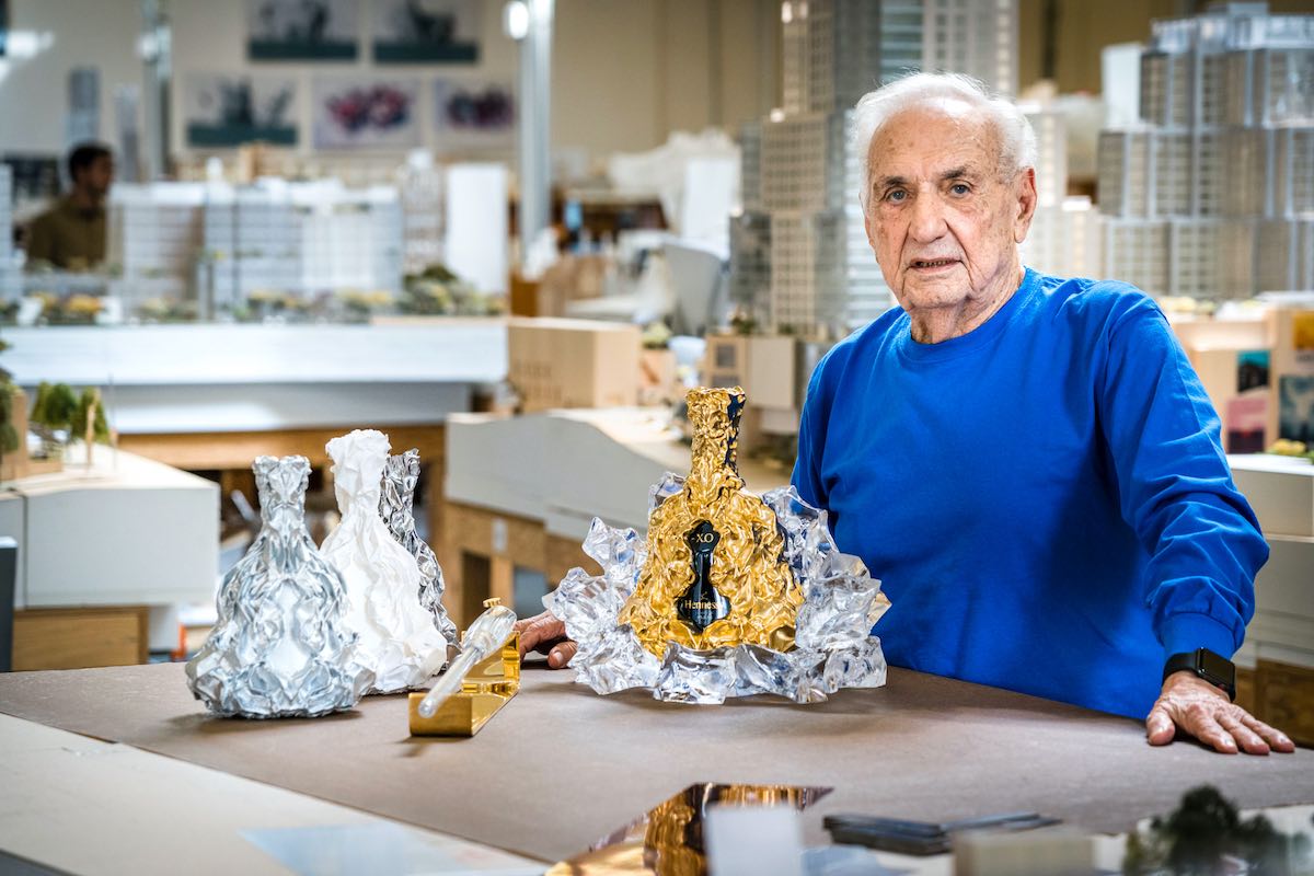 Frank Gehry con la botella de oro.