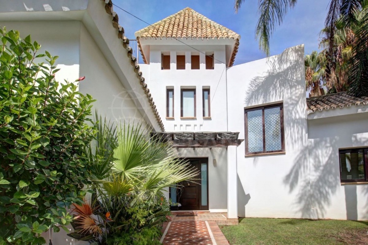 Esta fabulosa villa de 578 m² en El Rosario, Marbella, con piscina y espectaculares vistas al mar está a la venta por €1,85 millones