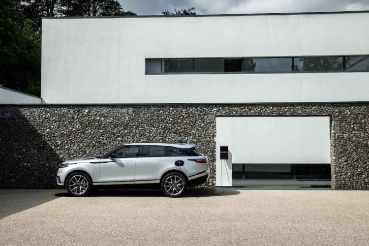 Range Rover Velar eléctrico con motor híbrido enchufable y un innovador sistema de infoentretenimiento