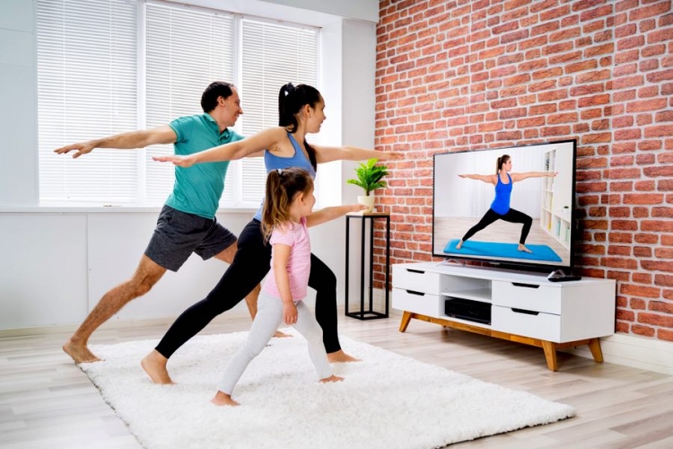 Familia haciendo casa en línea estiramiento yoga ejercicio físico