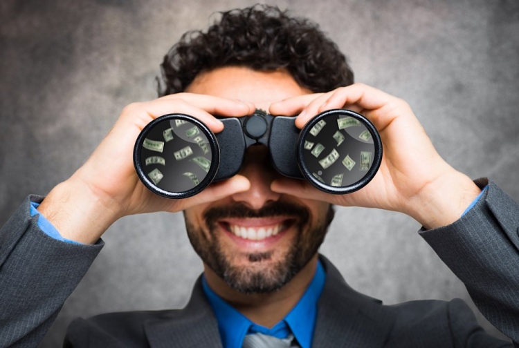 Hombre de negocios con binoculares, dinero reflejado en la lente