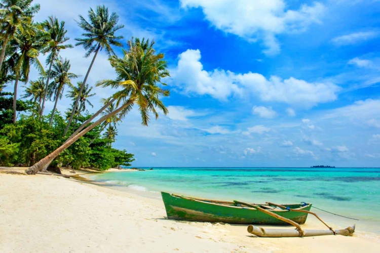 Hermosa playa tropical en la isla de Karimunjawa, Indonesia