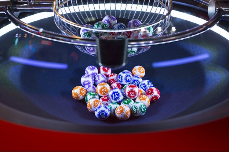 Bolas de lotería de colores en una máquina de bingo giratoria.