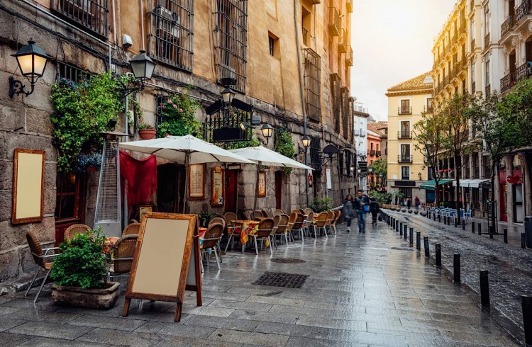 Antigua y acogedora calle de Madrid, España.