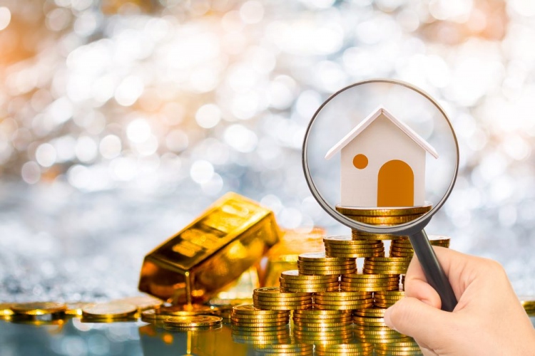Monedas y barras de oro, bienes raíces o ahorrar dinero para comprar una casa.