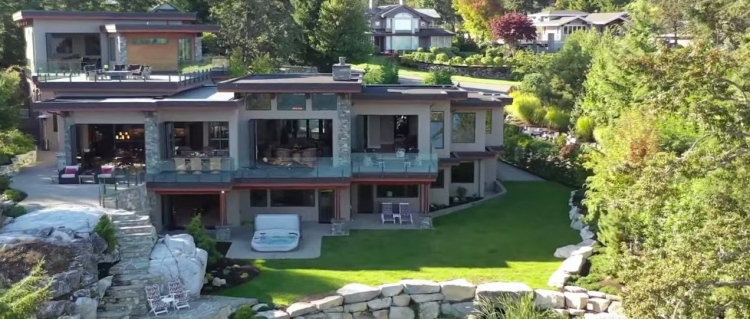 Esta hermosa casa moderna frente al mar en Columbia Británica se vende por $6,08 millones