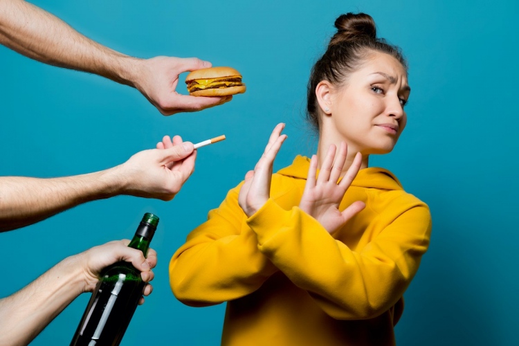 Mujer rechaza comida chatarra, alcohol y cigarrillos