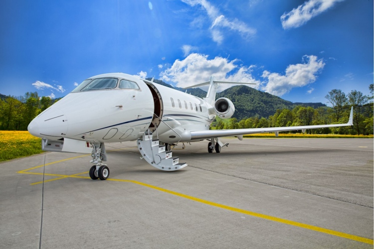 jet privado corporativo - avión en pista de aterrizaje