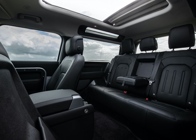 Land Rover Defender incorpora un modelo eléctrico híbrido enchufable, un diésel de seis y el nuevo X-Dynamic