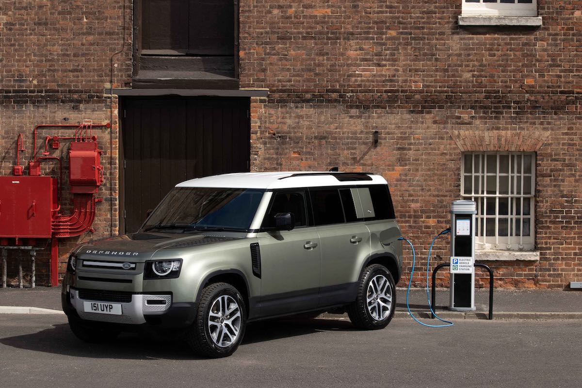 Land Rover Defender incorpora un modelo eléctrico híbrido enchufable, un diésel de seis y el nuevo X-Dynamic