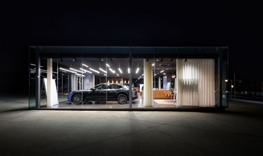 Porsche Studio Cascais recibe a sus clientes en un ambiente moderno y acogedor.