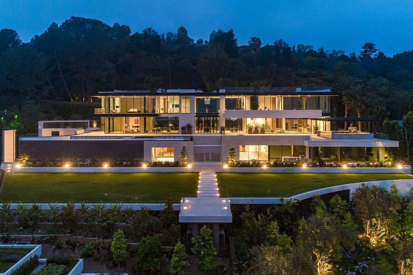 Esta mega mansión ultramoderna en Bel Air, California está a la venta en $99 millones