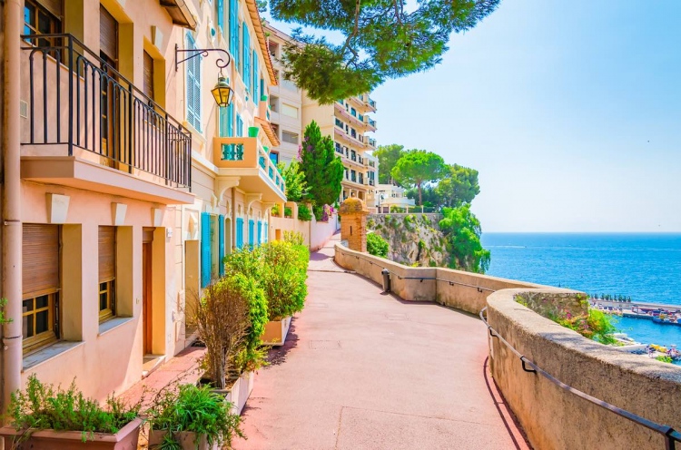 Calle peatonal típica con casas de colores a lo largo de la costa de Mónaco.