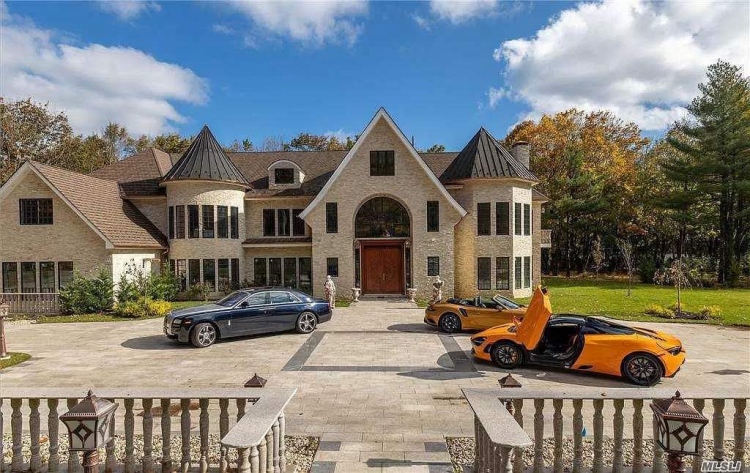 Esta opulenta mansión de Long Island con piscina cubierta se vende por 8,8 millones de dólares