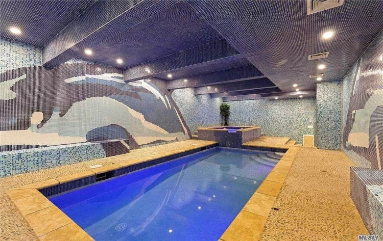 Esta opulenta mansión de Long Island con piscina cubierta se vende por 8,8 millones de dólares
