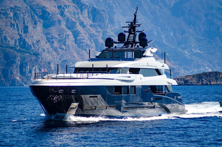 Super yate navegando cerca de la costa de Amalfi.