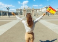 Mujer con la bandera de España frente al Palacio Real