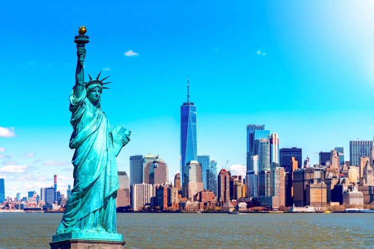 La estatua de la libertad con el One World Trade sobre el río Hudson y al fondo la ciudad de Nueva York. Manhattan.