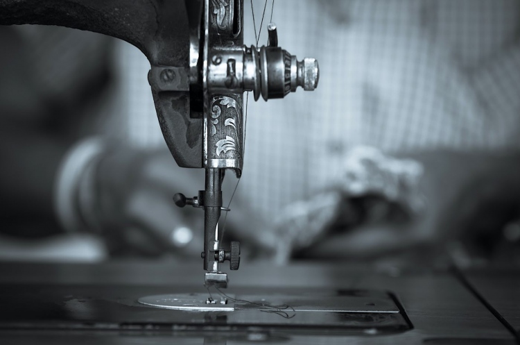 Máquina de coser vintage en diseñadora de moda