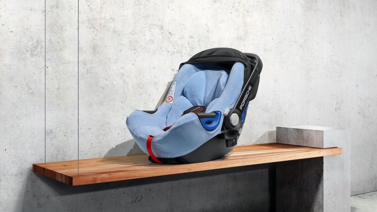 Porsche lanza dos nuevos sistemas de retención infantil, la silla para bebés Porsche Baby Seat i-Size y la silla para niños Porsche Kid Seat i-Size.