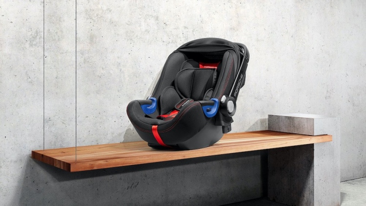 Porsche lanza dos nuevos sistemas de retención infantil, la silla para bebés Porsche Baby Seat i-Size y la silla para niños Porsche Kid Seat i-Size.