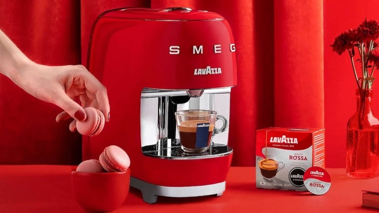 Máquina de espresso A Modo Mio SMEG de Lavazza.