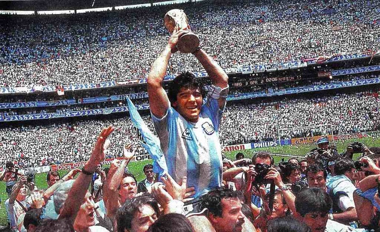 Maradona dando la vuelta olímpica en el Estadio Azteca con la Copa del Mundo en sus manos.
