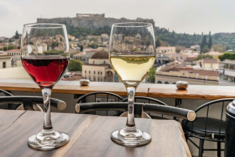 Copas de vino en una terraza en Atenas, Grecia. Vista de la Acrópolis.