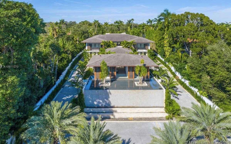 Mansión moderna de estilo tropical en Miami, Florida, está a la venta por 14 millones de dólares