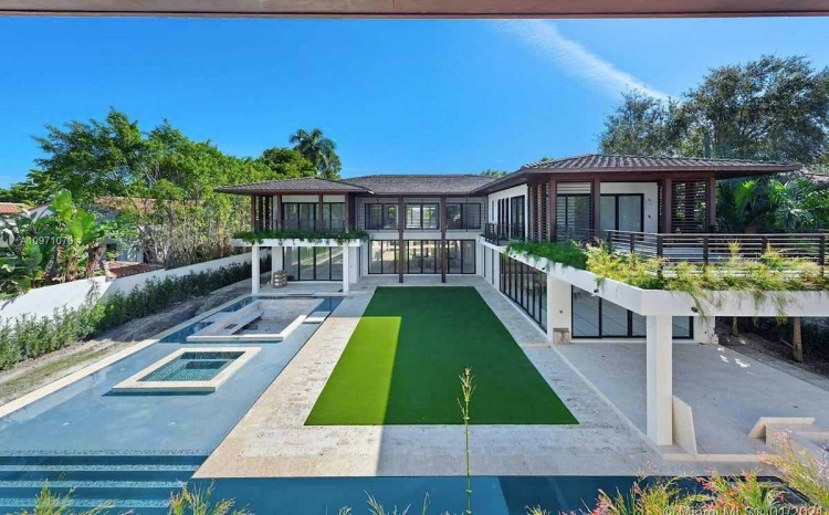 Mansión moderna de estilo tropical en Miami, Florida, está a la venta por 14 millones de dólares