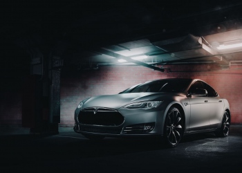 Tesla Modelo S P85 envuelto en vinilo mate de color gris.