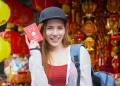 Chica asiática con pasaporte japonés
