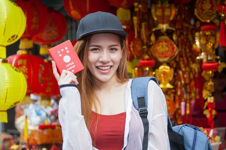 Chica asiática con pasaporte japonés