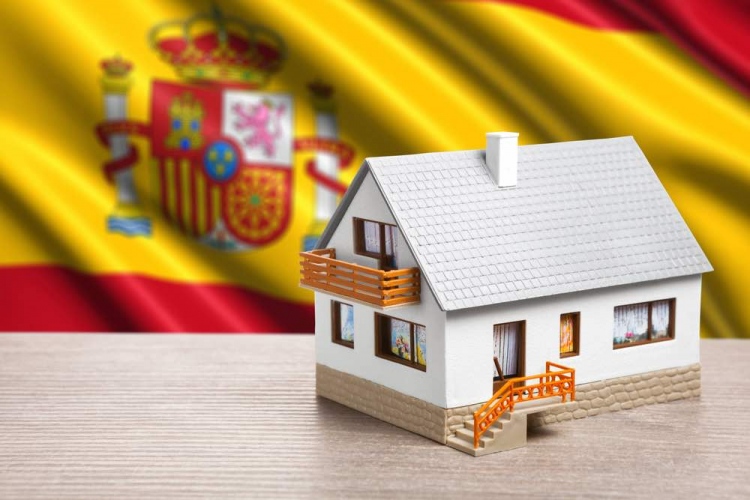 Casa clásica con el fondo de la bandera española