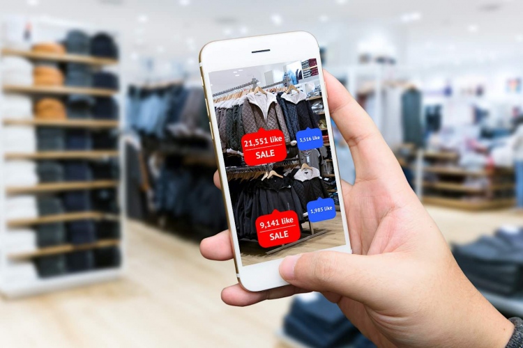 Utilizando realidad aumentada en teléfono inteligente para comprar en la tienda.
