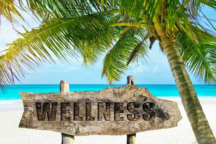 playa con un cartel que dice Wellness