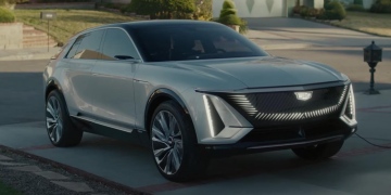 Cadillac rinde homenaje a "El Joven Manos de Tijera" en un nuevo anuncio con el totalmente eléctrico LYRIQ