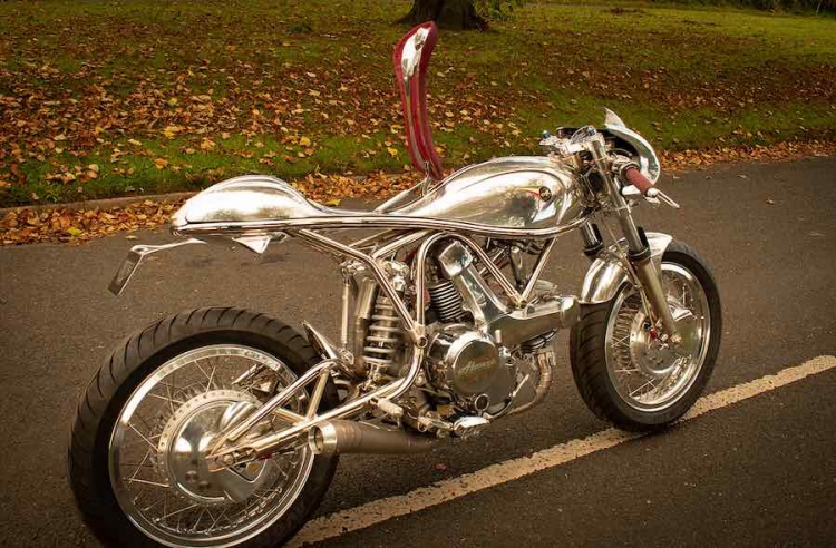 Jim Alonze convierte esta Ducati 750 en una obra maestra de titanio