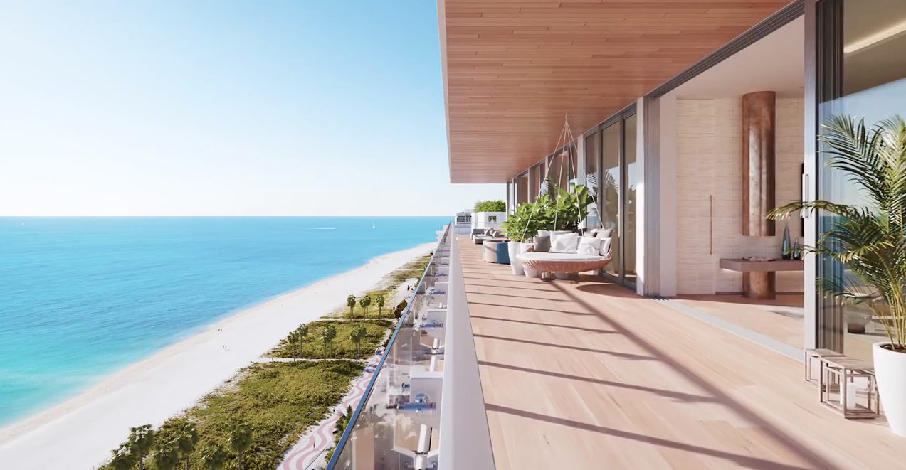 El lujoso ático redefine la opulencia por todo lo alto de este prístino y muy buscado tramo de bienes raíces frente al mar en Miami Beach.