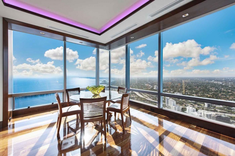 El lujoso penthouse 70BCD del Four Seasons Private Residences en el vecindario de Brickell en Miami.