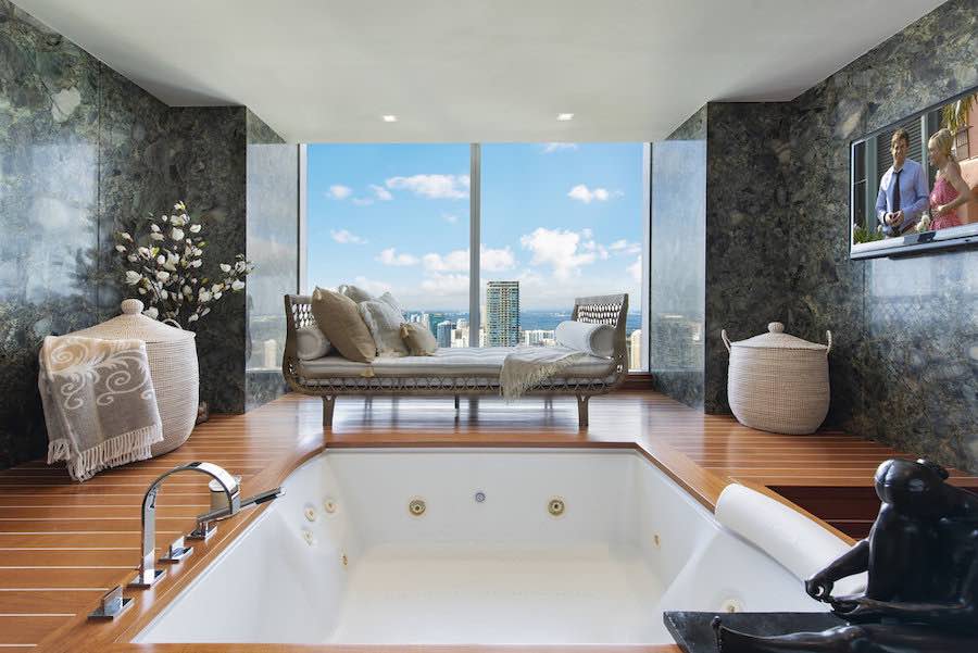 El lujoso penthouse 70BCD del Four Seasons Private Residences en el vecindario de Brickell en Miami.