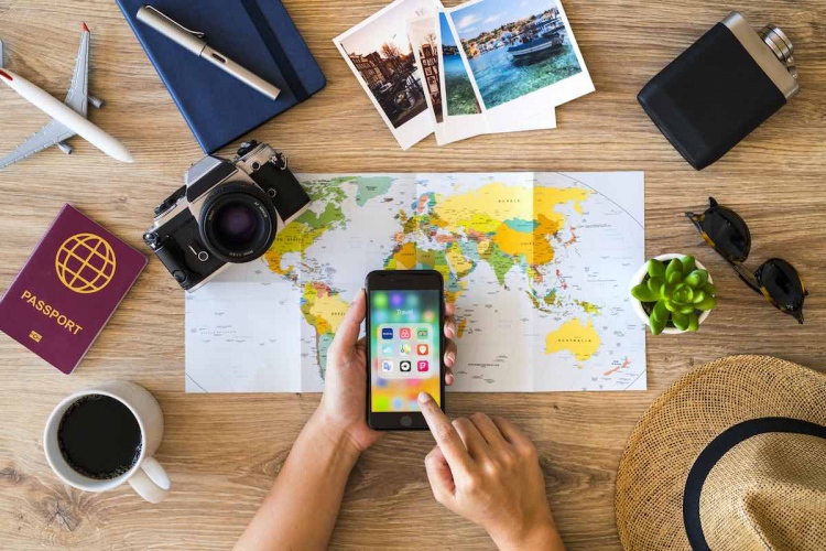 Planificación de un viaje y accesorios de viaje. El teléfono inteligente es un iPhone 8.