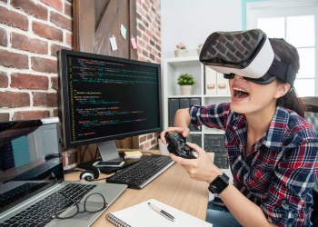 Chica con gafas de realidad virtual y jugando videojuegos