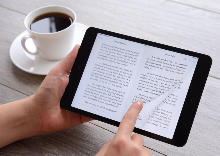 Apple iPad Mini que muestra un libro iBooks.