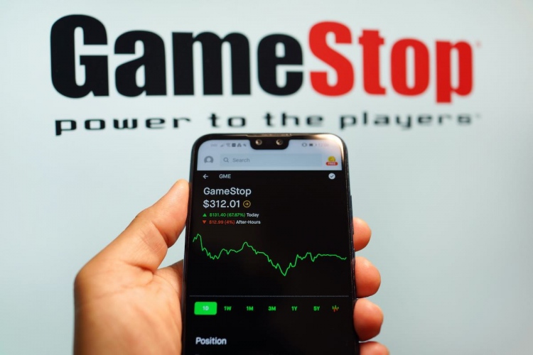 Índice de acciones de GameStop en un teléfono inteligente.
